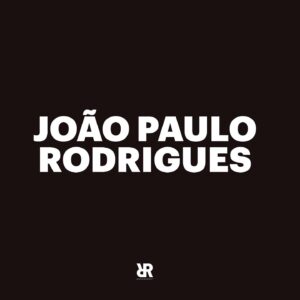João Paulo Rodrigues Instagram - Bem conhecido do público português pelo seu trabalho como comediante ou enquanto apresentador de televisão, João Paulo Rodrigues nunca escondeu do público o seu verdeiro amor pela música!
João Paulo, bem vindo à RuelaMusic…
Álbum de estreia para breve. 🔥