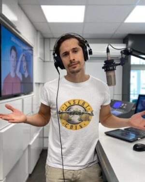 João Paulo Sousa Instagram - A semana com ex-locutores Cidade FM termina com o @joaopauloshowsa 🎙️ 

A @thisistecas juntou-se a nós para recordar o início do Já São Horas, e também a passagem do João pelo Toque de Saída ❤️‍🔥 #sósequiseres