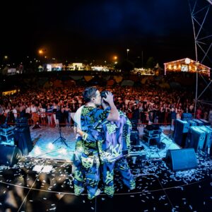 João Paulo Sousa Instagram - É sobre ficar (PARA SEMPRE) nos vossos e nossos corações que subimos ao palco de norte a sul deste país ❤️

Obrigado @feiradavinhaedovinhoanadia 💙

📸 @pereirdi 
📹 @lacasanostravideo 

#10AnosdeBaile 
#InsertCoin