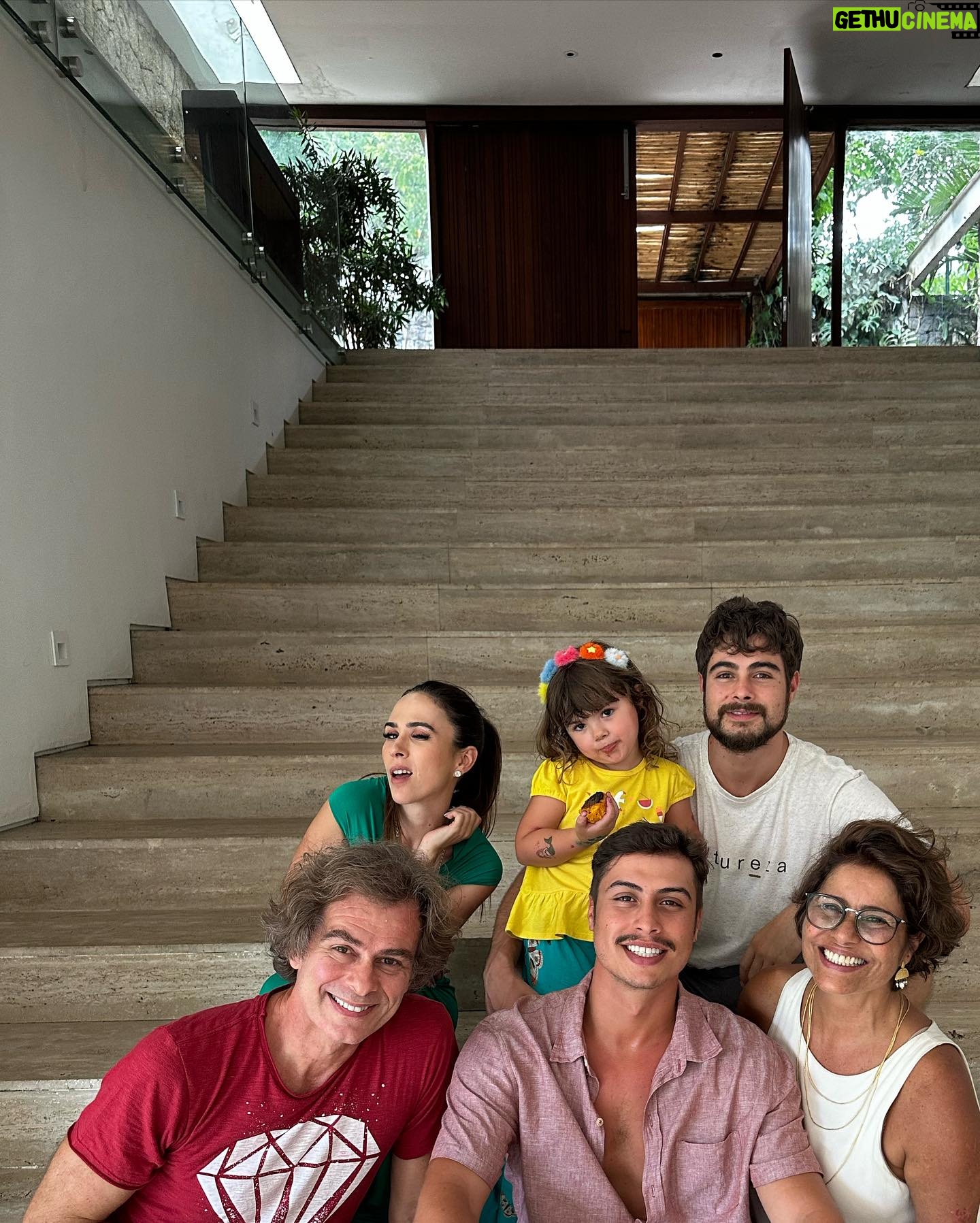 João Vitti - 9K Likes - família (e) afinidade
Hoje brindo minha família,
a esperança pra seguir na trilha
muito mais que pai, mãe, filho e filha
Com as diferenças a gente aprende
e aprendizado a gente compartilha
fortes como lobos na matilha
na imensidão da noite enquanto brilha
(…)
é com convivência que adquirimos a destreza
necessária para revelar
e descobrir que amar vale mais a pena que brigar
que a união é necessária como é respirar
só não pode deixar faltar o ar
cuidado pra não se engasgar
sem essa base familiar as chances são muito maiores de vc falhar
deixa falar, deixem falar…
felicidade é o que nos faz continuar
deixa falar, deixem falar…
a família é a força pra gente continuar
(…)
Então aproveite os verdadeiros ao seu redor
pois um dia eles nos deixam
e tudo virá pó…tudo vira pó!
Aproveite os verdadeiros…
Um dia eles nos deixam e
Tudo vira
Pó.
Fragmentos do poema “família (e) afinidade” do @rafaavitti na obra: QUER SE VER NO MEU OLHO?
ano 2015.
#diadenatal