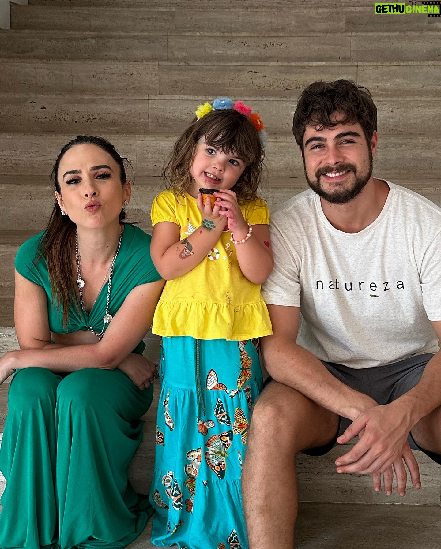 João Vitti - 9K Likes - família (e) afinidade
Hoje brindo minha família,
a esperança pra seguir na trilha
muito mais que pai, mãe, filho e filha
Com as diferenças a gente aprende
e aprendizado a gente compartilha
fortes como lobos na matilha
na imensidão da noite enquanto brilha
(…)
é com convivência que adquirimos a destreza
necessária para revelar
e descobrir que amar vale mais a pena que brigar
que a união é necessária como é respirar
só não pode deixar faltar o ar
cuidado pra não se engasgar
sem essa base familiar as chances são muito maiores de vc falhar
deixa falar, deixem falar…
felicidade é o que nos faz continuar
deixa falar, deixem falar…
a família é a força pra gente continuar
(…)
Então aproveite os verdadeiros ao seu redor
pois um dia eles nos deixam
e tudo virá pó…tudo vira pó!
Aproveite os verdadeiros…
Um dia eles nos deixam e
Tudo vira
Pó.
Fragmentos do poema “família (e) afinidade” do @rafaavitti na obra: QUER SE VER NO MEU OLHO?
ano 2015.
#diadenatal