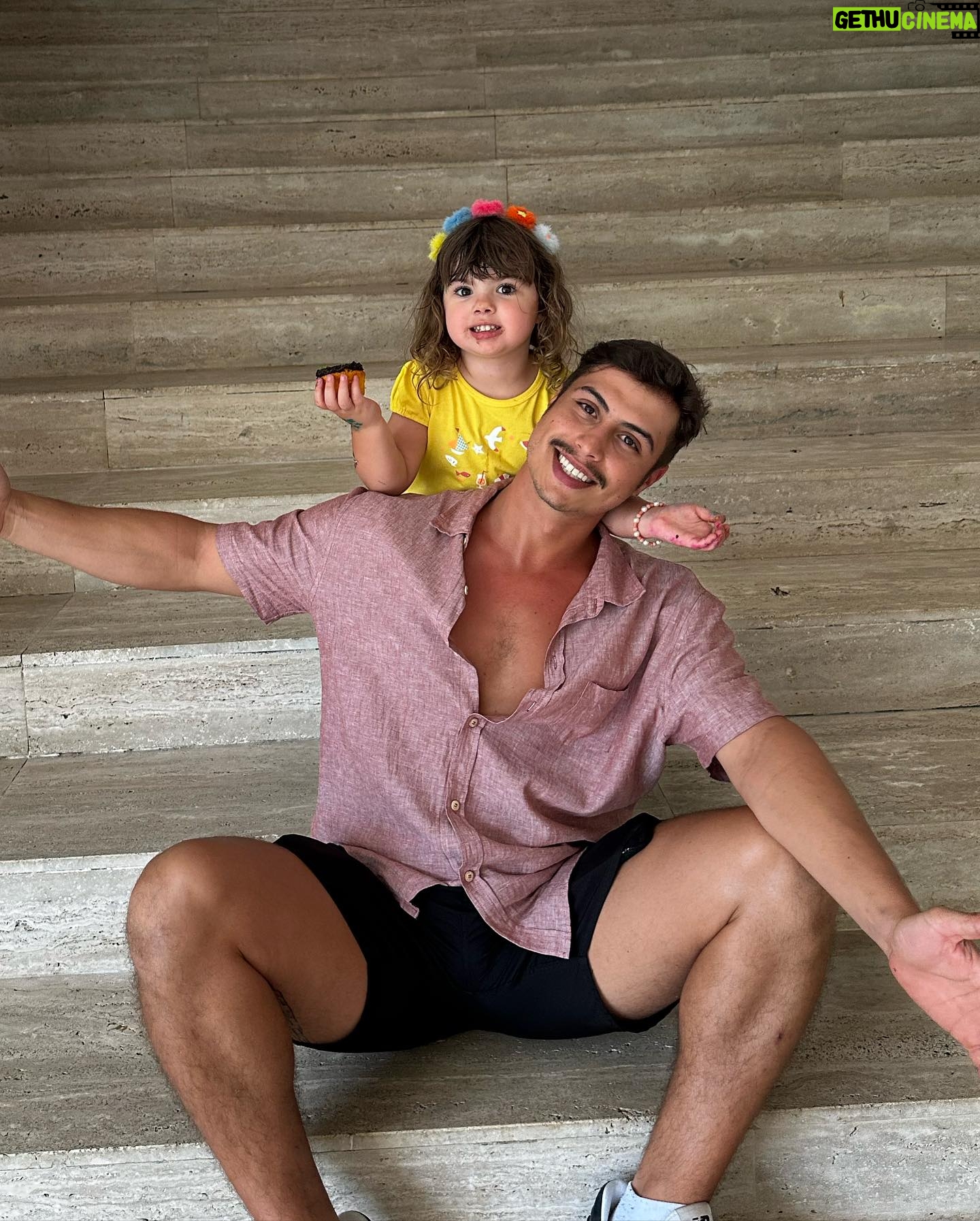 João Vitti - 9K Likes - família (e) afinidade
Hoje brindo minha família,
a esperança pra seguir na trilha
muito mais que pai, mãe, filho e filha
Com as diferenças a gente aprende
e aprendizado a gente compartilha
fortes como lobos na matilha
na imensidão da noite enquanto brilha
(…)
é com convivência que adquirimos a destreza
necessária para revelar
e descobrir que amar vale mais a pena que brigar
que a união é necessária como é respirar
só não pode deixar faltar o ar
cuidado pra não se engasgar
sem essa base familiar as chances são muito maiores de vc falhar
deixa falar, deixem falar…
felicidade é o que nos faz continuar
deixa falar, deixem falar…
a família é a força pra gente continuar
(…)
Então aproveite os verdadeiros ao seu redor
pois um dia eles nos deixam
e tudo virá pó…tudo vira pó!
Aproveite os verdadeiros…
Um dia eles nos deixam e
Tudo vira
Pó.
Fragmentos do poema “família (e) afinidade” do @rafaavitti na obra: QUER SE VER NO MEU OLHO?
ano 2015.
#diadenatal