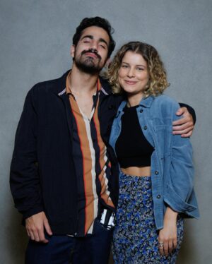 João Vitti Instagram - Silvia @palommaduarte trabalha demais, é mãe solo e seu filho, Inácio @bentoveigaoficial, tem uma doença atípica e é apaixonado por Bia @amandaspanner , uma garota incrível que também é apaixonada por ele enquanto Vicente @joaovitti,que ama todo mundo, sonha em formar uma família. Será que vai rolar???🤔

A partir de HOJE, 05 de julho, vocês estão convidados a  conferir essa história e tantas outras, impactantes, em “PEDAÇO DE MIM” na Netflix.

*** Os 17 episódios já estão liberados; Simbora maratonar!!!

📸 Marcos Serra Lima/Netflix 

@netflixbrasil 
@a.fabrica.etc 

#pedacodemim #melodrama #netflix