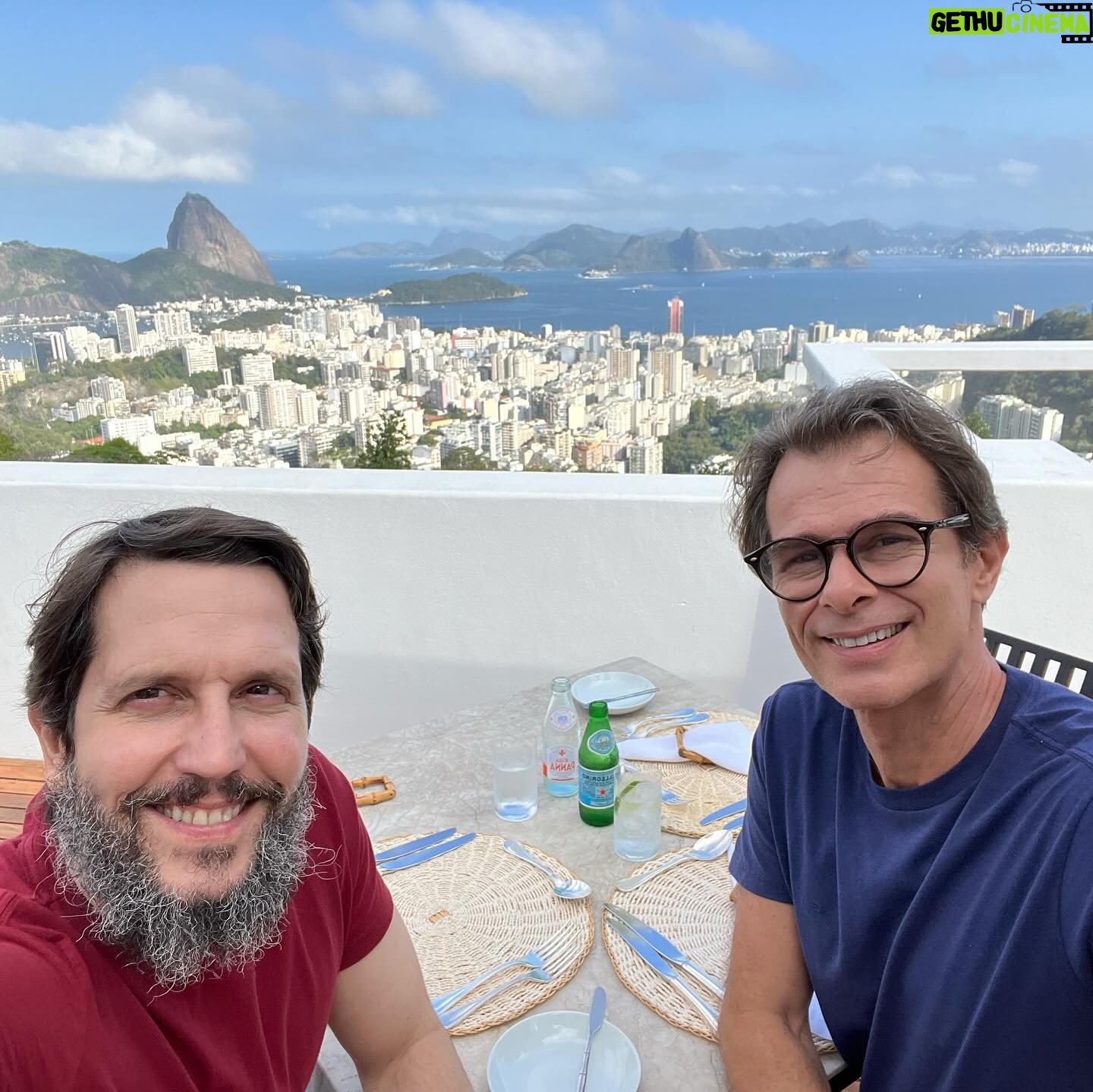 João Vitti - 2.3K Likes - Hoje o céu abriu, o sol raiou e nos reencontramos nesse cenário de tirar o fôlego pra falar um pouquinho do nosso melodrama/netflix PEDAÇO DE MIM que estreia nessa sexta, 05 de julho. Pra finalizar almocei na ótima companhia desse cara incrível que é o Vlad. Evoé!!!!
👔 @marlonportugal
@netflixbrasil @a.fabrica.etc