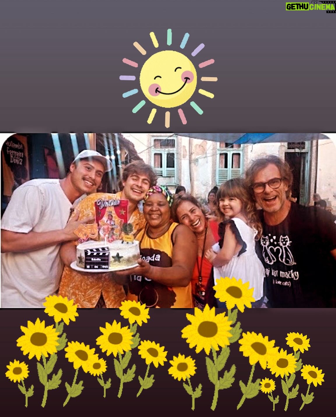 João Vitti - 4.7K Likes - #tbt de um dia feliz, com gente feliz
Obrigado, Cida @feijoadadatiacida amiga, companheira de fé e dona da melhor feijoada do RJ; obrigado @sambadogajo por nos brindar com sambas maravilhosos; obrigado ao @quilomboferreiradiniz solo de humanismo e resistência, muito obrigado aos nossos filhos @franciscovitti e @rafaavitti, a nossa netinha Clara Maria e aos nossos amados, preciosos e valorosos amigos que compareceram para celebrar o aniversário da Rainha @valeriaalencarvitti !
Muito obrigado, foi um dia inesquecível 💎☀️🌻