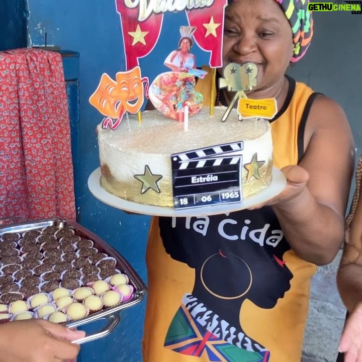 João Vitti - 4.7K Likes - #tbt de um dia feliz, com gente feliz
Obrigado, Cida @feijoadadatiacida amiga, companheira de fé e dona da melhor feijoada do RJ; obrigado @sambadogajo por nos brindar com sambas maravilhosos; obrigado ao @quilomboferreiradiniz solo de humanismo e resistência, muito obrigado aos nossos filhos @franciscovitti e @rafaavitti, a nossa netinha Clara Maria e aos nossos amados, preciosos e valorosos amigos que compareceram para celebrar o aniversário da Rainha @valeriaalencarvitti !
Muito obrigado, foi um dia inesquecível 💎☀️🌻