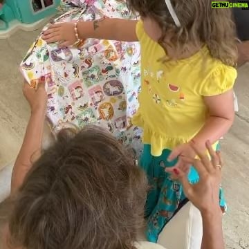 João Vitti - 9K Likes - família (e) afinidade
Hoje brindo minha família,
a esperança pra seguir na trilha
muito mais que pai, mãe, filho e filha
Com as diferenças a gente aprende
e aprendizado a gente compartilha
fortes como lobos na matilha
na imensidão da noite enquanto brilha
(…)
é com convivência que adquirimos a destreza
necessária para revelar
e descobrir que amar vale mais a pena que brigar
que a união é necessária como é respirar
só não pode deixar faltar o ar
cuidado pra não se engasgar
sem essa base familiar as chances são muito maiores de vc falhar
deixa falar, deixem falar…
felicidade é o que nos faz continuar
deixa falar, deixem falar…
a família é a força pra gente continuar
(…)
Então aproveite os verdadeiros ao seu redor
pois um dia eles nos deixam
e tudo virá pó…tudo vira pó!
Aproveite os verdadeiros…
Um dia eles nos deixam e
Tudo vira
Pó.
Fragmentos do poema “família (e) afinidade” do @rafaavitti na obra: QUER SE VER NO MEU OLHO?
ano 2015.
#diadenatal