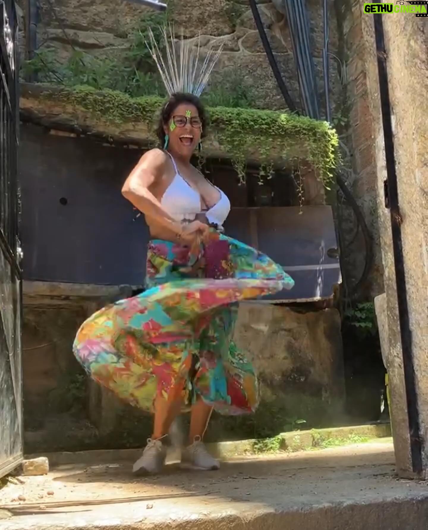 João Vitti - 4.7K Likes - #tbt de um dia feliz, com gente feliz
Obrigado, Cida @feijoadadatiacida amiga, companheira de fé e dona da melhor feijoada do RJ; obrigado @sambadogajo por nos brindar com sambas maravilhosos; obrigado ao @quilomboferreiradiniz solo de humanismo e resistência, muito obrigado aos nossos filhos @franciscovitti e @rafaavitti, a nossa netinha Clara Maria e aos nossos amados, preciosos e valorosos amigos que compareceram para celebrar o aniversário da Rainha @valeriaalencarvitti !
Muito obrigado, foi um dia inesquecível 💎☀️🌻