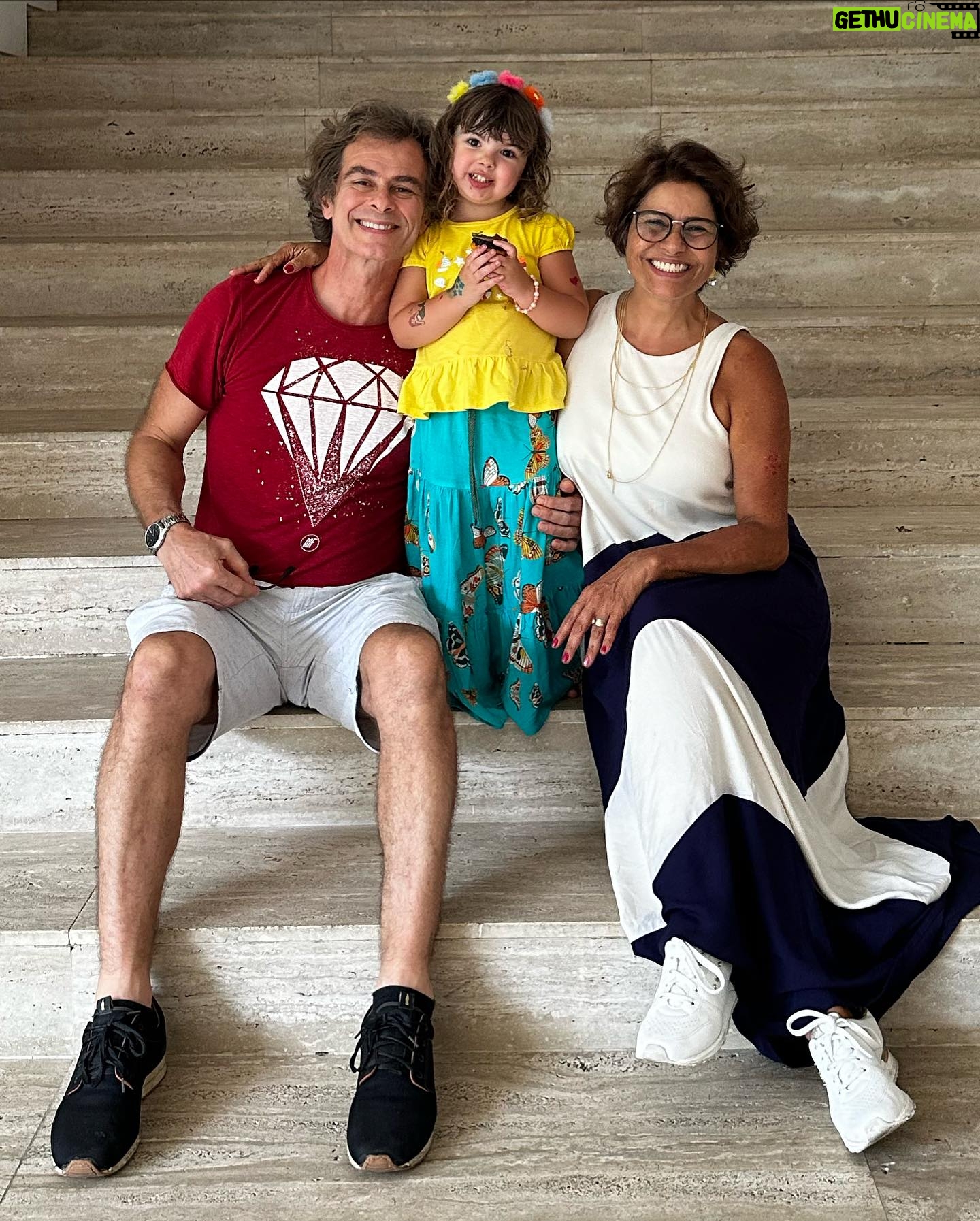 João Vitti - 9K Likes - família (e) afinidade
Hoje brindo minha família,
a esperança pra seguir na trilha
muito mais que pai, mãe, filho e filha
Com as diferenças a gente aprende
e aprendizado a gente compartilha
fortes como lobos na matilha
na imensidão da noite enquanto brilha
(…)
é com convivência que adquirimos a destreza
necessária para revelar
e descobrir que amar vale mais a pena que brigar
que a união é necessária como é respirar
só não pode deixar faltar o ar
cuidado pra não se engasgar
sem essa base familiar as chances são muito maiores de vc falhar
deixa falar, deixem falar…
felicidade é o que nos faz continuar
deixa falar, deixem falar…
a família é a força pra gente continuar
(…)
Então aproveite os verdadeiros ao seu redor
pois um dia eles nos deixam
e tudo virá pó…tudo vira pó!
Aproveite os verdadeiros…
Um dia eles nos deixam e
Tudo vira
Pó.
Fragmentos do poema “família (e) afinidade” do @rafaavitti na obra: QUER SE VER NO MEU OLHO?
ano 2015.
#diadenatal