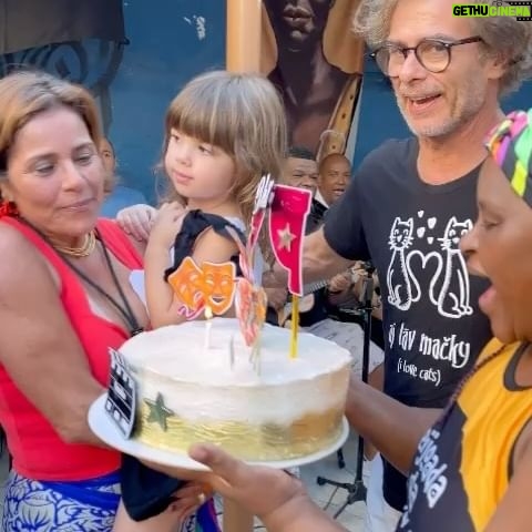 João Vitti - 4.7K Likes - #tbt de um dia feliz, com gente feliz
Obrigado, Cida @feijoadadatiacida amiga, companheira de fé e dona da melhor feijoada do RJ; obrigado @sambadogajo por nos brindar com sambas maravilhosos; obrigado ao @quilomboferreiradiniz solo de humanismo e resistência, muito obrigado aos nossos filhos @franciscovitti e @rafaavitti, a nossa netinha Clara Maria e aos nossos amados, preciosos e valorosos amigos que compareceram para celebrar o aniversário da Rainha @valeriaalencarvitti !
Muito obrigado, foi um dia inesquecível 💎☀️🌻