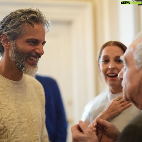 Joaquín Furriel - 20.9K Likes - Plano y contraplano de una noche memorable!
Compartir una película con @martinscorsese_ , si… tachame la doble! Estuvimos ahí con la leyenda, conociéndolo, comprobarndo su amor al cine como expresión y divulgación de la cultura e identidad de cada pueblo, anécdotas contadas con su humor, compartir este momento con el equipo de “ El aroma del pasto recién cortado” la bella película de @celina_murga fue y es toda una felicidad.
Gracias a @tribeca , qué linda recepción tuvo la película!
Y gracias a todo el equipo
@mardetavira
@rominapeluffo_
@mostracineok
@infinityhill_
@nadadorcine
@cindyteperman
@axelkuschevatzk
@ml_berch ( agradecimiento aparte por pensarme para Pablo 🤍)
Y a la familia @moncler por acompañarme!
@remoruffini
@gfisan
@enrico_longo
@robertrabensteiner
@jnalinant , del store de Soho por la atención!
Gracias @vancouvermediaproducciones por permitirme volar 💙