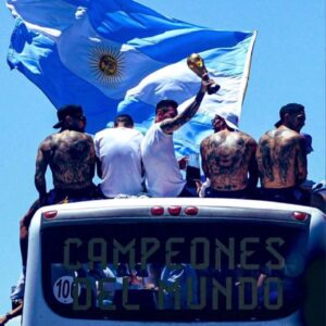 Joaquín Furriel Instagram - Quiero seguir con estos colores, con los festejos, con la felicidad de un mismo sentimiento compartido. En estos días formamos un equipo alentando, ilusionad@s , como ellos!
Qué hermoso sería si fuéramos un equipo para el bien común, suena anacrónico pero…
 Gracias selección por hacerme vivir uno de los mejores momentos de mi vida !

Te amo Argentina , antes, ahora y siempre!
💙🤍💙
Foto 1 : @elofurriel_ 
 #argentinacampeondelmundo 
#notratendeenterlo 
#todosjuntos 

@afaseleccion 

🇦🇷🇦🇷🇦🇷🇦🇷🇦🇷🇦🇷🇦🇷🇦🇷🇦🇷🇦🇷🇦🇷🇦🇷🇦🇷🇦🇷🇦🇷🇦🇷