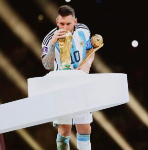 Joaquín Furriel Instagram - ARGENTINA CAMPEÓN DEL MUNDO!!! 💙🤍💙

Gracias @leomessi , #scaloni y todo el equipo por lo logrado dentro y fuera de la cancha!
El festejo de hoy, colectivo, no me lo olvido mas!