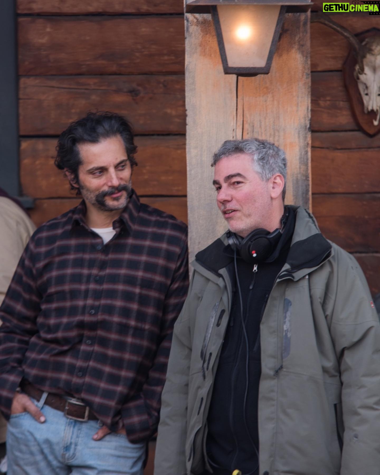 Joaquín Furriel - 25.3K Likes - Amo la Patagonia
Amo actuar
Estoy muy feliz de volver a filmar con @sebastian.schindel nuestra tercera película “Una muerte silenciosa”
Gracias @buffalo.films por esta nueva oportunidad!
Gracias al equipo 🤍❄️🤍
Ph: @matiasquirnocosta ( Un Cra)