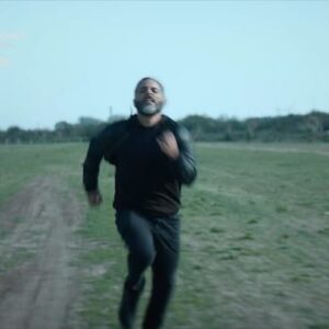 Joaquín Furriel Instagram - Muy feliz de compartir con ustedes el trailer de #ElJardínDeBronceHBO 
A partir del 2 de julio @hbolatam @hbomaxla .
Vuelve Fabián Danubio, vuelve el jardín de bronce, con un equipo impresionante! 🕸️💣