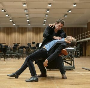 Joaquín Furriel Instagram - Diez momentos del ensayo…de “ Historia del soldado” de Stravinsky - Ramuz !

Para el Festival Martha Argerich en el @teatrocolon 

Dirigida por @charlesdutoitofficial 

Puesta en escena de @rubenszuchmacher 

Coreografía de @marinasvartzman 

Un placer compartir esta experiencia única con amig@s querid@s tan talentosos!
@anniesuniverse 
@lanzanipeter 
@cumesanz 
@jorgeferrari.escenografo 
@gonzaloemicordova 

Estas fotos preciosas son del fotógrafo del Teatro Colón @maximoparpagnoli 

Gracias @mevoyairyendo , @rodrigodecaso y @santiagosantero 

Sábado 13 y Domingo 14 de Agosto