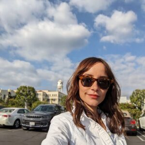 Jocelin Donahue Instagram - If you're staying in this Valentine's Day you can catch me guest starring on tonight's #TheRookieFeds at 9/8c on ABC 💘💘💘 Episode 15 DEAD AGAIN will also stream on Hulu

Had tons of fun shooting with @brittlrobertson and @kevinzegers1984. Thanks @therookiefeds @alexihawley & the incomparable @niecynash1 🌟