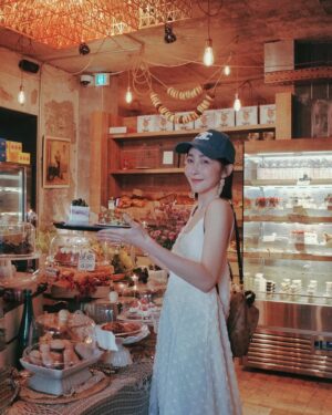 Joe Lin Instagram - 心心念念韓國的Bagel 
這次來又來爬文一家好吃的
那個滿滿蔥的鹹貝果真的有夠好吃，還有點辣辣的🤤
大家直接失心瘋狂夾
減肥什麼的回台灣再說啦😆

Hat @celine 
Top @greenpea_tw 

我找不到地標～貝果店是 @susanghan_bagel susanghan_bagel