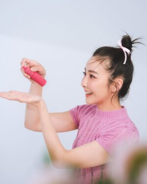 Joe Lin Instagram - 常常覺得為什麼很多韓星和女團都自帶光芒？
發現原來她們的共同點就是都擁有透亮無瑕的發光肌✨

像我皮膚天生就不白皙，常常ㄧ不注意防曬就容易長斑和留痘印，想維持少女感的秘訣
第一個皮膚先養起來，所以真的要擦對保養品！不然皮秒打了也是白打。

這次使用日本貴婦級品牌POLA的
#擊速煥白無瑕淨透精華
除了有獨家成分「MP淨透萃取液」，可以分解落入真皮層的黑色素，還有超厲害的美白有效成分「魯米諾」，能封鎖黑色素生成

我會在化妝水之後壓兩下塗整臉，因為是水狀精華，所以很好抹開，後續再擦上乳液或乳霜都不會有負擔，使用兩週後真的感受到皮膚提亮許多，視覺上感覺更澎潤

再搭上 #擊速煥白集中精萃霜
霜狀的質地，可以針對局部痘印、暗沉、斑點的地方使用
首創從斑點源頭徹底根除，有獨創成分「N淨透萃取物」，針對斑點更精準的淡化
認真使用下來，痘疤的部分真的淡了許多
而且用量不用多，一顆小珍珠大小即可

若有打皮秒或雷射的話，兩個產品很適合使用在術後保養，能有效抑制黑色素，讓肌膚底層更透亮～只要持續疊擦使用，可以達到不再復黑的「永續美白」，聽了是不是超心動🥺
目標成為就算素顏也看起來乾淨透亮
努力養成韓國女團的發光肌✨

 @pola_tw 
#POLA  #擊速煥白無瑕淨透精華 
#擊速煥白集中精萃霜 #真皮層美白