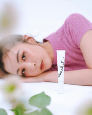 Joe Lin Instagram - 常常覺得為什麼很多韓星和女團都自帶光芒？
發現原來她們的共同點就是都擁有透亮無瑕的發光肌✨

像我皮膚天生就不白皙，常常ㄧ不注意防曬就容易長斑和留痘印，想維持少女感的秘訣
第一個皮膚先養起來，所以真的要擦對保養品！不然皮秒打了也是白打。

這次使用日本貴婦級品牌POLA的
#擊速煥白無瑕淨透精華
除了有獨家成分「MP淨透萃取液」，可以分解落入真皮層的黑色素，還有超厲害的美白有效成分「魯米諾」，能封鎖黑色素生成

我會在化妝水之後壓兩下塗整臉，因為是水狀精華，所以很好抹開，後續再擦上乳液或乳霜都不會有負擔，使用兩週後真的感受到皮膚提亮許多，視覺上感覺更澎潤

再搭上 #擊速煥白集中精萃霜
霜狀的質地，可以針對局部痘印、暗沉、斑點的地方使用
首創從斑點源頭徹底根除，有獨創成分「N淨透萃取物」，針對斑點更精準的淡化
認真使用下來，痘疤的部分真的淡了許多
而且用量不用多，一顆小珍珠大小即可

若有打皮秒或雷射的話，兩個產品很適合使用在術後保養，能有效抑制黑色素，讓肌膚底層更透亮～只要持續疊擦使用，可以達到不再復黑的「永續美白」，聽了是不是超心動🥺
目標成為就算素顏也看起來乾淨透亮
努力養成韓國女團的發光肌✨

 @pola_tw 
#POLA  #擊速煥白無瑕淨透精華 
#擊速煥白集中精萃霜 #真皮層美白
