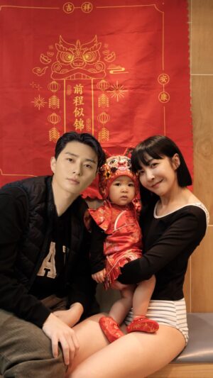 Joe Lin Instagram - 水上抓周真的很有趣
有種和女鵝一起闖關的感覺～～
雖然當天她情緒微失控？🤣

想嘗試不同抓周可以試試喲！
可以邀請家人一同參與

#抓周 #水上抓周 #寶寶游泳 #抓周派對