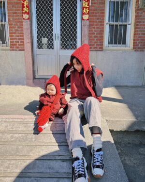 Joe Lin Instagram - 初二回彰化外公外婆家～～
去年懷孕所以沒有回來（怕在車陣中想生🤣

娜娜第一次回來見大家
完全沒有怕生還給抱
還自備私人紅包袋來裝紅包🧧
實在是蠻優秀

彰化的天氣和陽光真的好讚啊啊啊啊～

母女裝、紅包袋 @bambixstar 

#初二回娘家 #新年快樂 #恭喜發財 #母女裝