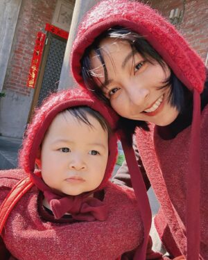 Joe Lin Instagram - 初二回彰化外公外婆家～～
去年懷孕所以沒有回來（怕在車陣中想生🤣

娜娜第一次回來見大家
完全沒有怕生還給抱
還自備私人紅包袋來裝紅包🧧
實在是蠻優秀

彰化的天氣和陽光真的好讚啊啊啊啊～

母女裝、紅包袋 @bambixstar 

#初二回娘家 #新年快樂 #恭喜發財 #母女裝