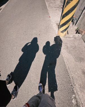 Joe Lin Instagram - 初二回彰化外公外婆家～～
去年懷孕所以沒有回來（怕在車陣中想生🤣

娜娜第一次回來見大家
完全沒有怕生還給抱
還自備私人紅包袋來裝紅包🧧
實在是蠻優秀

彰化的天氣和陽光真的好讚啊啊啊啊～

母女裝、紅包袋 @bambixstar 

#初二回娘家 #新年快樂 #恭喜發財 #母女裝