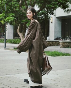 Joe Lin Instagram - 帶女鵝去公園放電
風超大，剛好穿長版襯衫走路都有風的感覺
娜娜開心走整路
但超級龜速
滑板車只會坐在上面不會滑🤣
陪他走回家裡我腰都要炸掉了

我很多日系品牌的衣服都是 @urbanresearchtw 
代購買 門市買 日本買都有
現在有折扣活動大家可以去官網逛唷