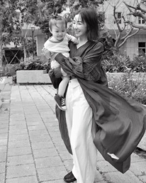 Joe Lin Instagram - 帶女鵝去公園放電
風超大，剛好穿長版襯衫走路都有風的感覺
娜娜開心走整路
但超級龜速
滑板車只會坐在上面不會滑🤣
陪他走回家裡我腰都要炸掉了

我很多日系品牌的衣服都是 @urbanresearchtw 
代購買 門市買 日本買都有
現在有折扣活動大家可以去官網逛唷