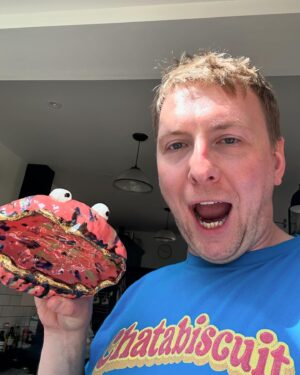 Joe Lycett Instagram - Well bugger me, Gary Clam is off to big London to sit in @royalacademyarts for the summer. He’s been in my kitchen since we met last year holding various things in his gob (mainly Benadryl, Percy pigs and esomeprazole) but now you can meet him in real life and talk to him but remember he only speaks Dutch so do be sure to say out loud his catch phrase back to him which is ‘Ik wil YouTube-video’s bekijken van oude Japanse mannen die pennen maken’ which means ‘I want to watch YouTube videos of old Japanese men making pens.’