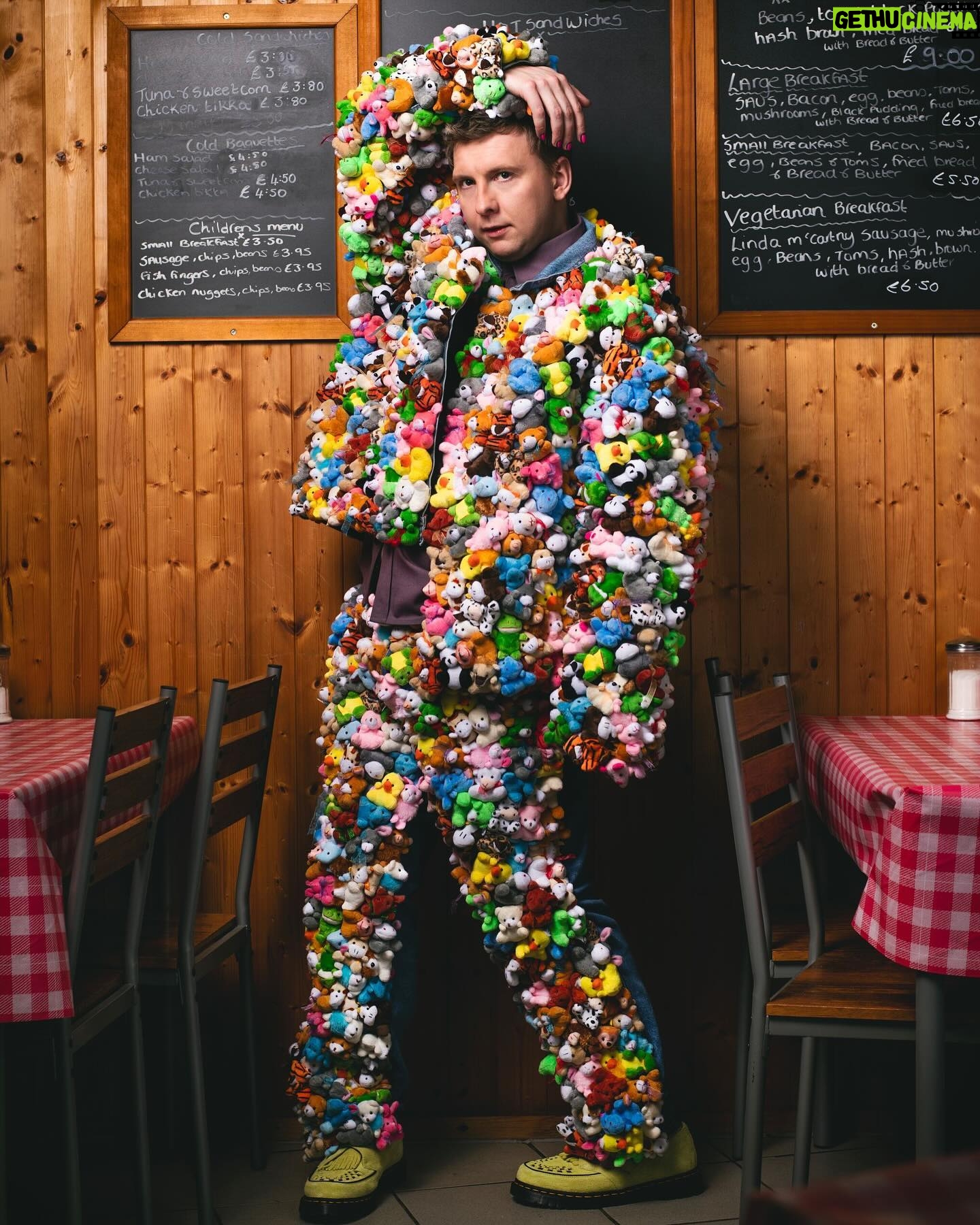 Joe Lycett - 24.6K Likes - Loved this promo shoot for Late Night Lycett with the gorgeous @mrmattcrockett - we’re back LIVE tomorrow at 10pm on @channel4
Assist @henryjphoto
Styling @krishanparmar_
HMU @nicolefairfield
Location @bournvillecafe
@carlpalmerpictures