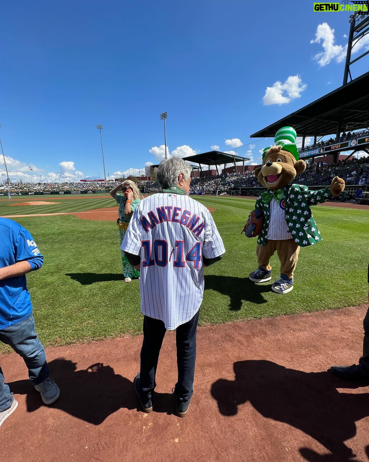 Joe Mantegna - 5.7K Likes - Paying tribute to my heroes Ron Santo #10 and Ernie Banks #14