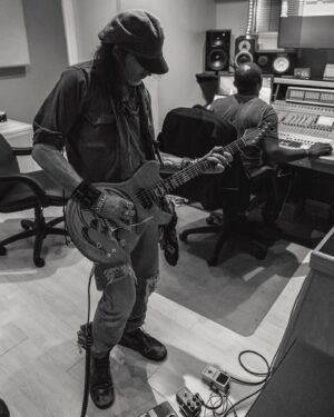 Joe Perry Instagram - Laying down the guitar track during a super secret recording session last night for an iconic friend!! Can’t wait to share the song!

📷: @theaaronperry

#JoePerry #Aerosmith #HollywoodVampires #JoePerryProject