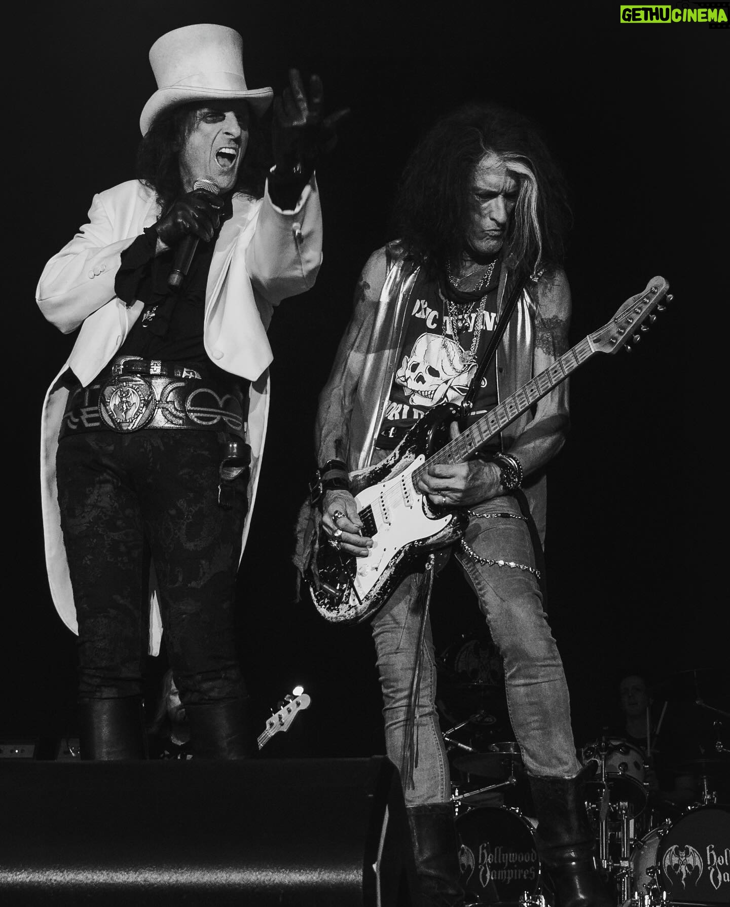 Joe Perry - 11.2K Likes - Happy Birthday @alicecooper
Photos by: Aaron Perry
#alicecooper #johnnydepp #joeperry #tommyhenriksen #glensobel #chriswyse #buckjohnson #HollywoodVampires