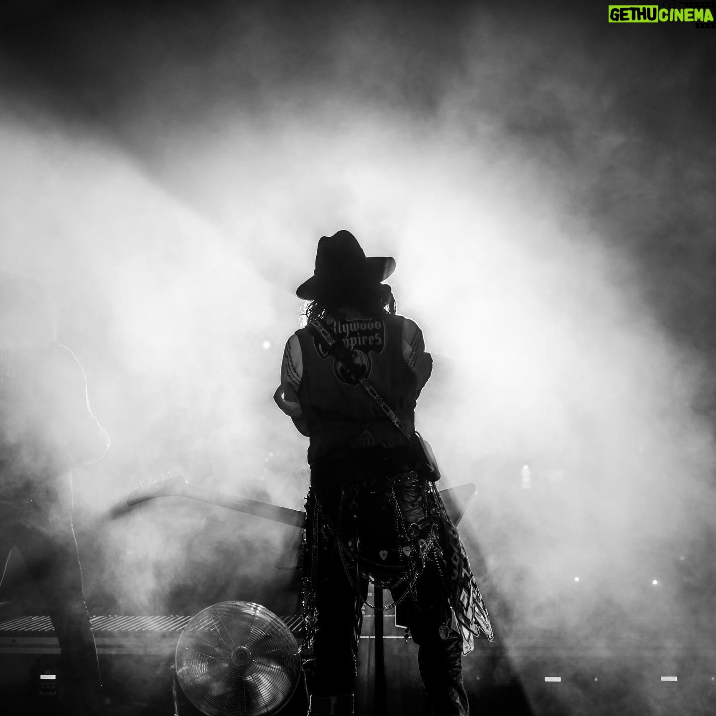 Joe Perry - 12.2K Likes - Happy Birthday to my fellow Vampire, Mr. @johnnydepp
📷: @theaaronperry
#JohnnyDepp #JoePerry #HollywoodVampires