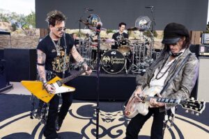Joe Perry Instagram - Happy Birthday @johnnydepp

Photos by: @rosshalfin

#JohnnyDepp #JoePerry #HollywoodVampires
