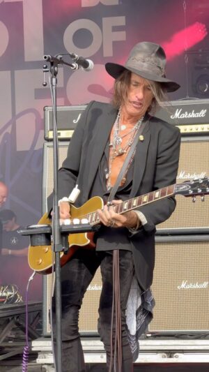 Joe Perry Instagram - @bestofbluesandrock pre show! #JoePerryProject 

🎥: @juliacotrim