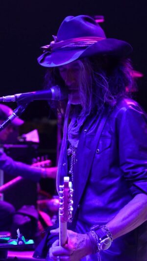 Joe Perry Instagram - Boston! Tonight we’re back at Fenway!

#Aerosmith #JoePerry #FenwayPark #SweetEmotion #Aerosmith50 #SoundCheck

🎥: @theaaronperry
