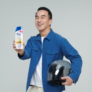 Joe Taslim Instagram - Gimana? Udah cocok buat gabung geng motor lo kan ? Hahahah ...😎✌

Biar #KalemPakeHelm jangan lupa tiap motoran pakai @headandshouldersid Lemon Fresh Wangi Baru! Rambut gak cuman 100% bebas ketombe basah dan gatal, tapi juga bikin seger sepanjang hari. Cocok buat lo yang sering banget di bawah matahari waktu seharian di jalan!