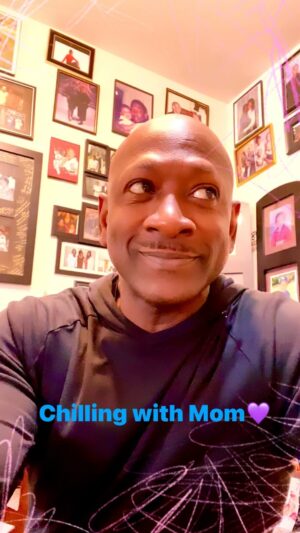 Joe Torry Instagram - Chilling with my Mommy💜💜🙏🏾🙏🏾🔥🔥
#mom #loveonmommy #joetorry #stl #familytime #happysaturday #ig