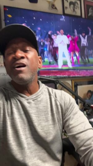 Joe Torry Instagram - HAPPY USHER BOWL🔥🔥🔥🔥💜💜💯💯💪🏾💪🏾🏆👏🏾👏🏾
#superbowl2024 #usher #chiefs #49ers  #atl #usherraymond #joetorry #joetorrybunker @directedbychamp_ @kamerontorry @usher #usherraymond  #superbowl2024 #superbowlvegas