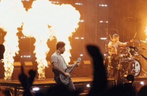 Joe Trohman Instagram - Lighting them up in Michigan last night, see you in Toronto tonight. 

📸 @elliottxingham