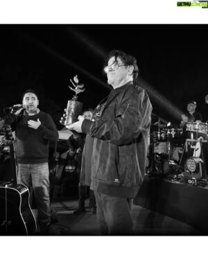 Joe Vasconcellos Instagram - Que bonito estuvo el evento en el @jardinbotanicovdm . Muchas gracias por ir con sus hijxs y lindas familias 🙏🥰

Joe

📷 @benja.monrroy 

#joevasconcellos #musicachilena #concierto #envivo #aysbass