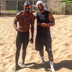 Joël Bouraïma Instagram - #tb i went to work and i thought that i was fit and in shape, until i saw this man @terrellowens !!
I was impress by his determination during his workout, as if he was a young rookie trying to prove to the coach that he can play.... But he’s 44 and did it just for himself. To prove to himself that he still can do it better than lot of young bloods. I had to ask him for a picture 🙏🏽🙏🏽
Thanks champ for this shot of motivation. #coachjoeparis #personaltrainer
