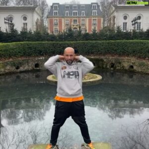 Joël Bouraïma Instagram - Mon dernier post pour cette saison de la @staracademytf1 

1- Dernier passage au château, je me devais de dire au revoir correctement.😂😂

2- Le crew STAR ACADEMY saison 2023/2024.
📸 @sipa.press 

3- Le seul artiste avec qui j’ai pris une photo, MC SOLAAR!! Mon 1er concert en octobre 1994 au zénith de paris, avec les sages poètes de la rue en 1ere partie- La boucle est bouclée.

4- Mon dernier cours de la saison en duo avec @benjelloun_malika Quel kiff!!!! 😂

5- Selfie en rentrant du dîner au château!! @luciebernardoni @benjelloun_malika @adelinetoniutti 

6- Selfie avec le BOSS @nikosaliagas lors de la finale.

MERCI à toutes les équipes qui ont fait de cette saison une aventure incroyable.
MERCI aux productions pour la confiance @endemolfr @dmls_tv 
MERCI aux producteurs @jeanlouistv et @mathieuvergne 
MERCI à cette équipe de professeurs hors du commun. Quelle équipe!!!! 💪🏾❤️💪🏾
MERCI aux 13 élèves qui ont fait le taff 🔥🔥
MERCI au public qui a toujours été bienveillant et qui fait aussi parti de cette aventure!!!