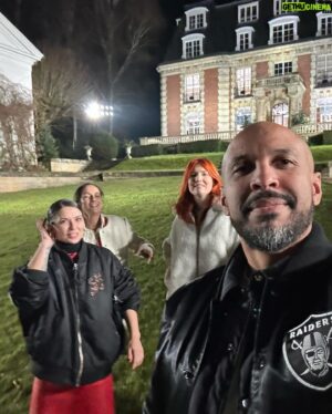 Joël Bouraïma Instagram - Mon dernier post pour cette saison de la @staracademytf1 

1- Dernier passage au château, je me devais de dire au revoir correctement.😂😂

2- Le crew STAR ACADEMY saison 2023/2024.
📸 @sipa.press 

3- Le seul artiste avec qui j’ai pris une photo, MC SOLAAR!! Mon 1er concert en octobre 1994 au zénith de paris, avec les sages poètes de la rue en 1ere partie- La boucle est bouclée.

4- Mon dernier cours de la saison en duo avec @benjelloun_malika Quel kiff!!!! 😂

5- Selfie en rentrant du dîner au château!! @luciebernardoni @benjelloun_malika @adelinetoniutti 

6- Selfie avec le BOSS @nikosaliagas lors de la finale.

MERCI à toutes les équipes qui ont fait de cette saison une aventure incroyable.
MERCI aux productions pour la confiance @endemolfr @dmls_tv 
MERCI aux producteurs @jeanlouistv et @mathieuvergne 
MERCI à cette équipe de professeurs hors du commun. Quelle équipe!!!! 💪🏾❤️💪🏾
MERCI aux 13 élèves qui ont fait le taff 🔥🔥
MERCI au public qui a toujours été bienveillant et qui fait aussi parti de cette aventure!!!