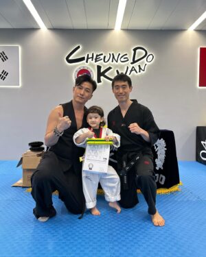 Joel Chan Instagram - 大佬人生就係靠自己努力一步一步行落去🫶🏼🤘🏿😎
準備四歲嘅你，希望你有一個快樂的人生🥰 love u @jaco_chan_aj 
#jaco
#霆軒
#跆拳道
#黃綠帶
#四歲小孩
#陪伴你健康快樂成長🌈 
#感恩💞