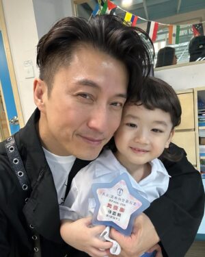 Joel Chan Instagram - 大佬好野👏K1結業禮仲攞埋「唱遊獎」 proud of you 🫶🏼🤘🏿😎證明你真係我個仔😂😂😂感恩 
希望你繼續係一個健康快樂嘅地方學習同成長🌈
#四歲小孩
#k1結業禮
#唱遊獎
#感謝每一位老師同校長
#聖保羅堂幼稚園 
@jaco_chan_aj