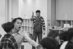 Joel Chan Instagram - 感謝賴志雄先生🫶🏼
感謝嘉嘉🩵 @isabellahsu1 
感謝新聞女王帶俾我一次不一様嘅經歷。
一個不一樣嘅陳山聰
感謝 佳導 @shujiazhong 
感謝 新聞女王台前幕後⋯⋯⋯⋯ 
感謝我的戲劇老師 @johnsonjunyu